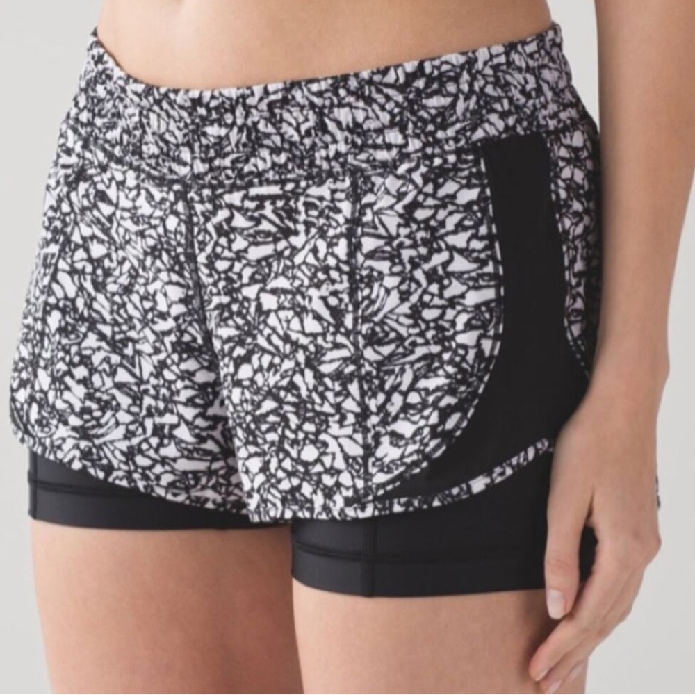 Lululemon Work Out To Water Short Ice Breaker White Black/Black Size 8